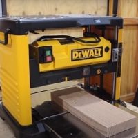 Regruesadora Dewalt cepillando